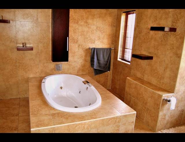 5 BEDROOM HOUSE FOR SALE IN MIDSTREAM ESTATE